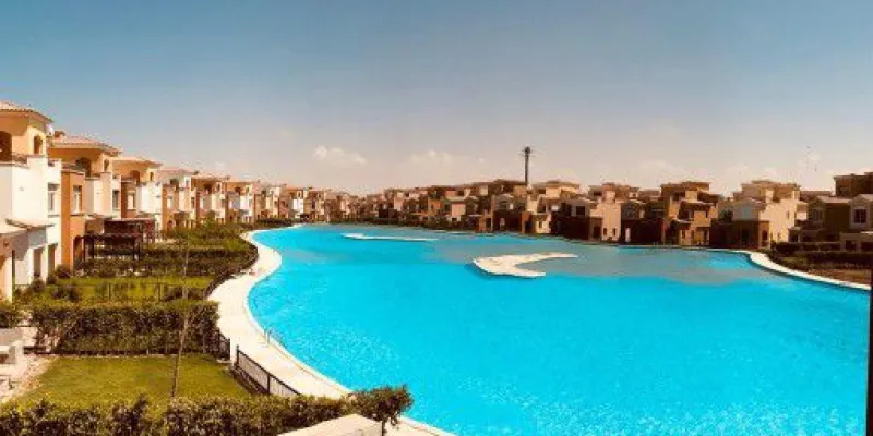أين تقع قرية مراسي الساحل الشمالي؟