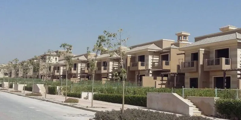 What are the features and services of New Giza compound?