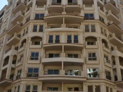 أين يقع كمبوند البارون سيتي المعادي؟