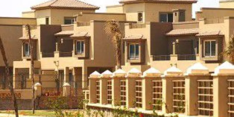 أين يقع كمبوند قطامية هيلز؟