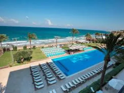 أين يقع منتجع اوشن بلو العين السخنة؟