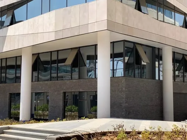 بمساحة 245 متراً محل للبيع في ذا بوليجون