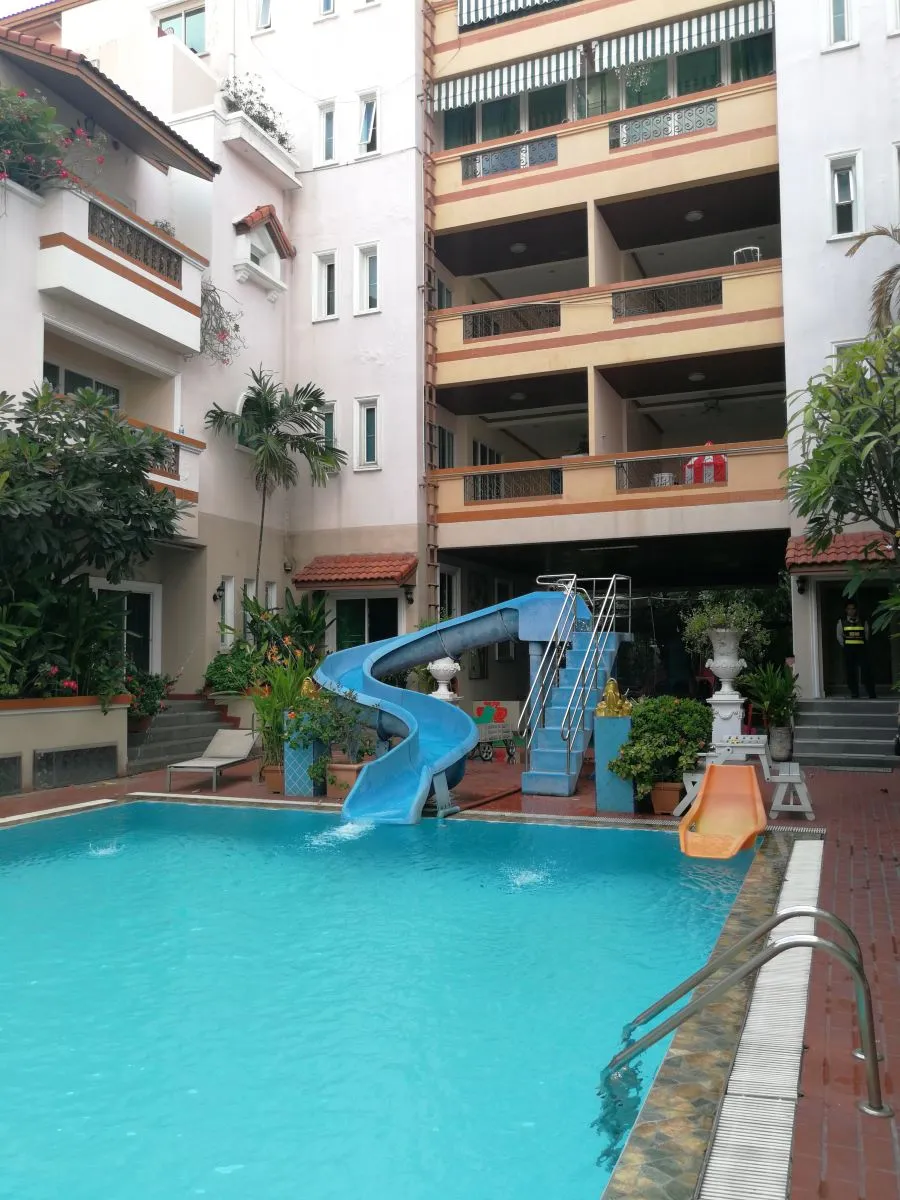 300 Meters Properties for sale in El Patio 4