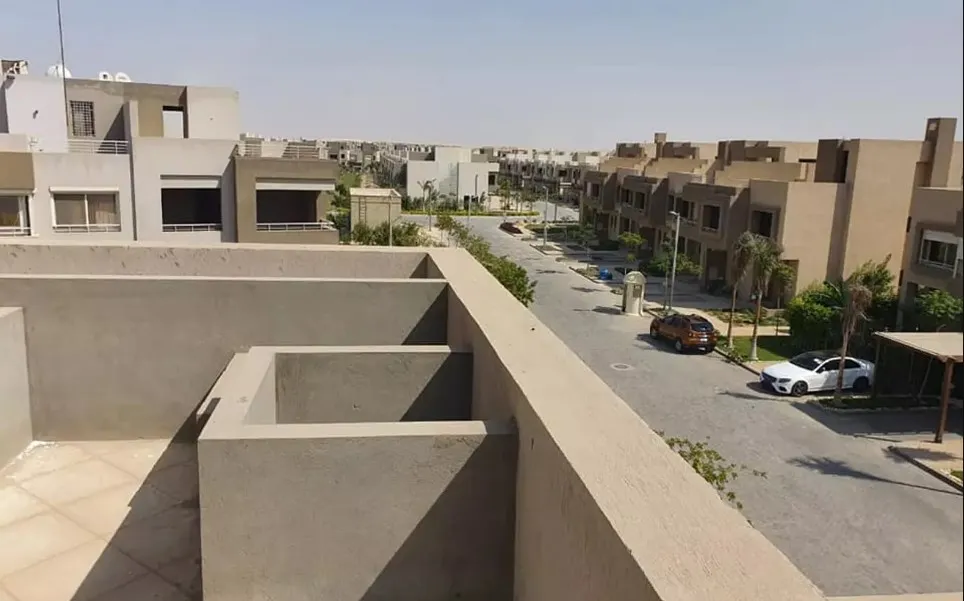 عرض متميز تاون هاوس 245 متر للبيع في كمبوند جولف إكستنشينز بموقع مميز