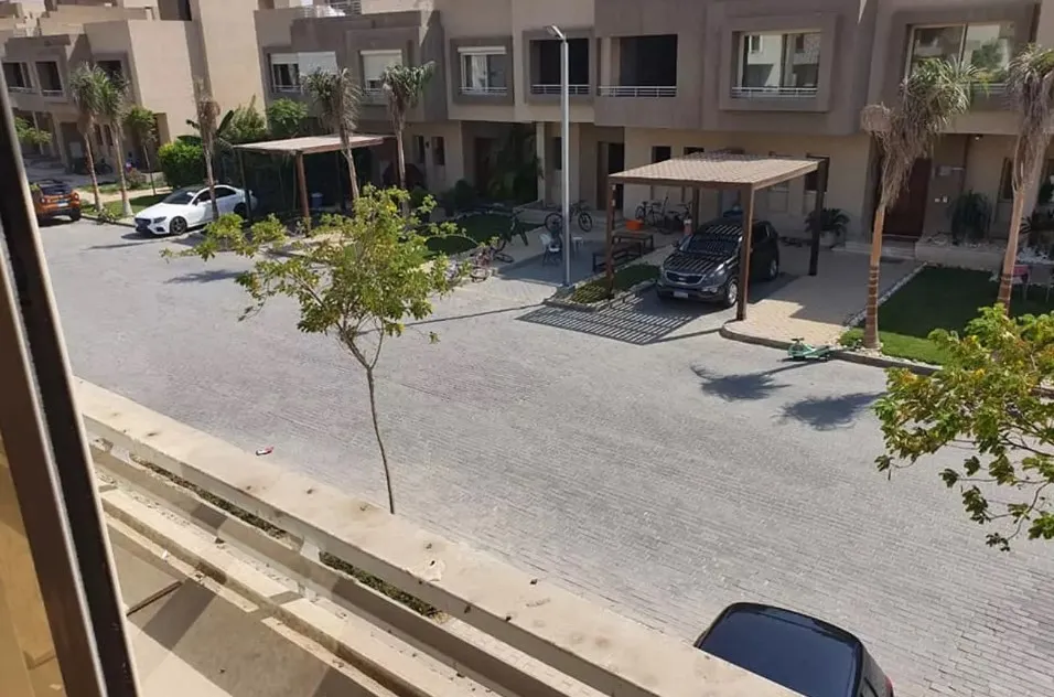 عرض متميز تاون هاوس 245 متر للبيع في كمبوند جولف إكستنشينز بموقع مميز