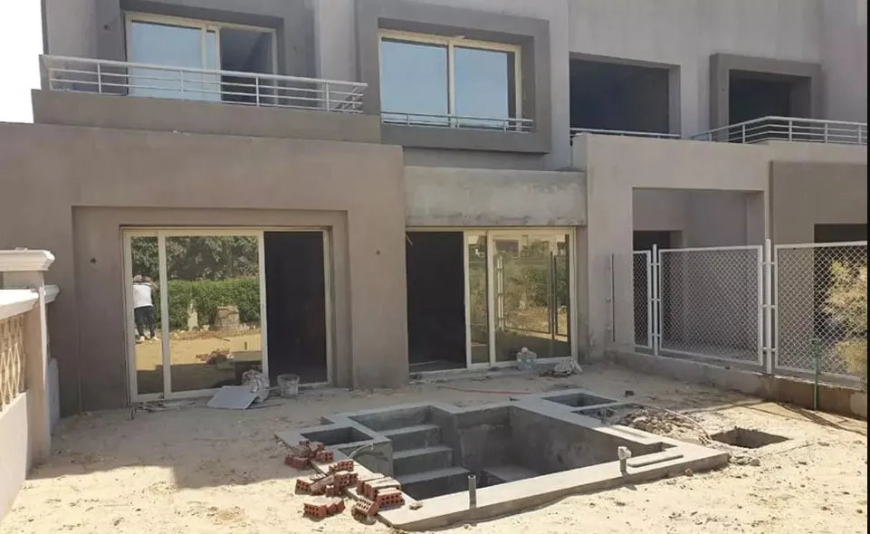 عرض متميز تاون هاوس 245 متر للبيع في كمبوند جولف إكستنشينز بموقع مميز