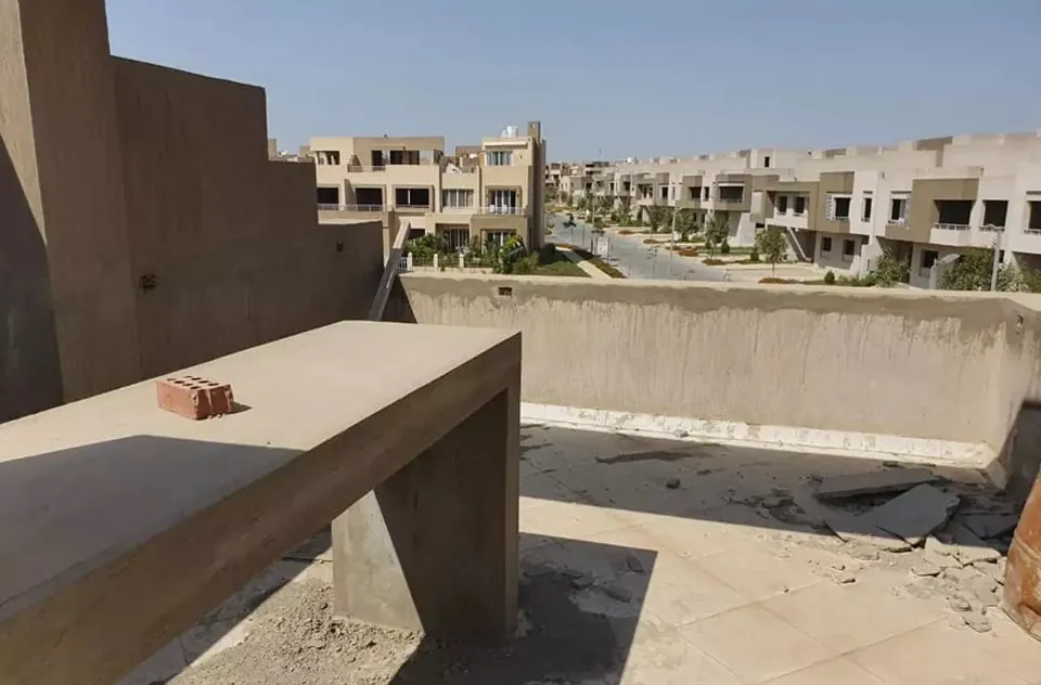 عرض متميز تاون هاوس 245 متر للبيع في كمبوند جولف إكستنشينز بموقع مميز