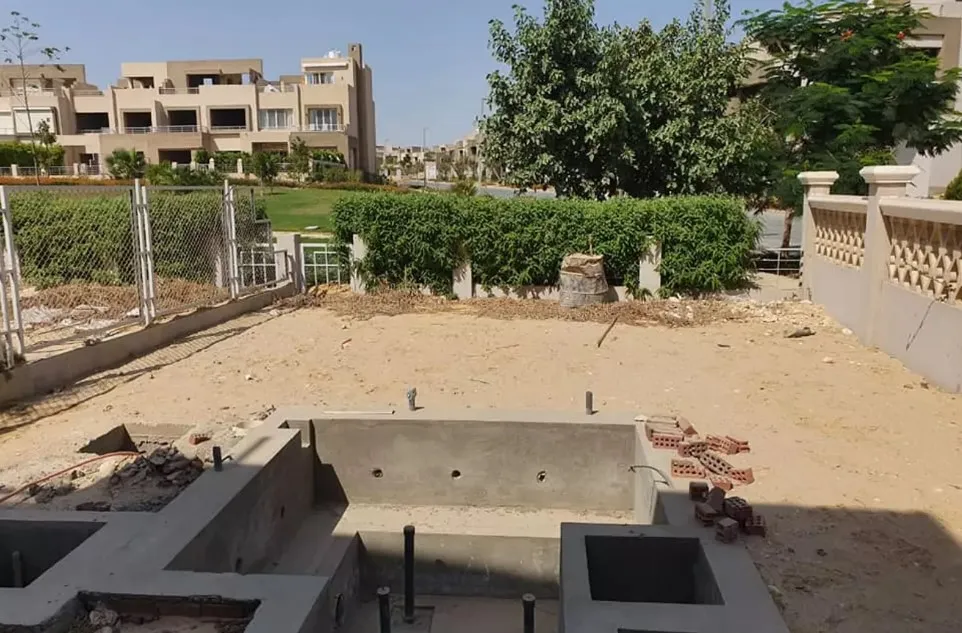 عرض متميز تاون هاوس 245 متر للبيع في كمبوند جولف إكستنشينز بموقع مميز