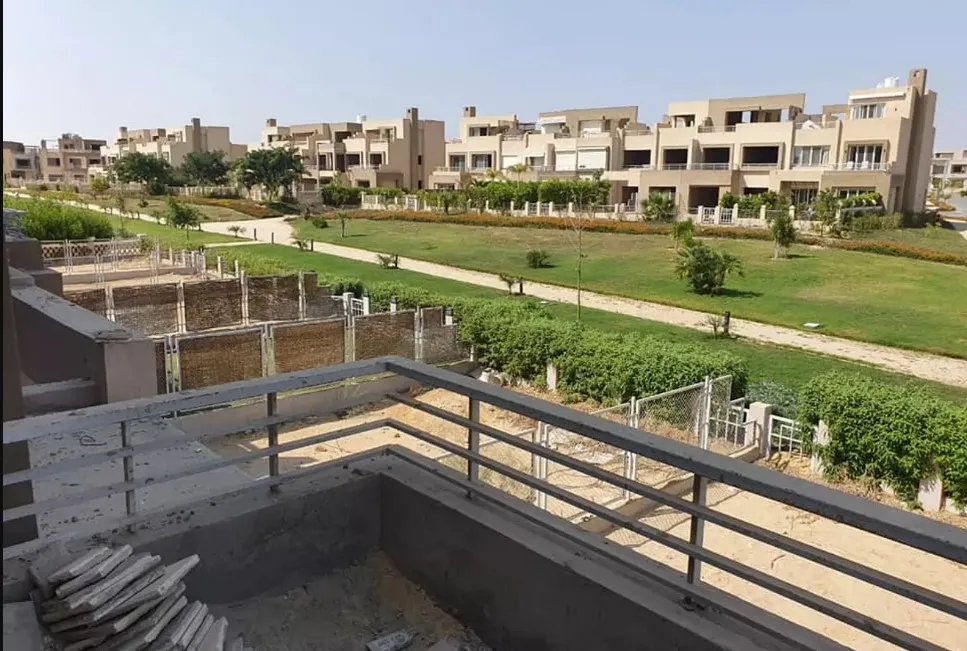 عرض متميز تاون هاوس 245 متر للبيع في كمبوند جولف إكستنشينز بموقع مميز