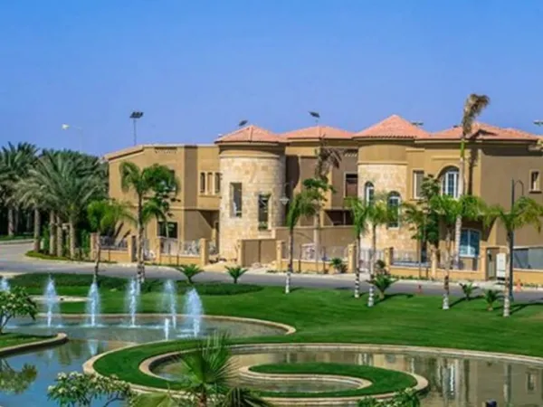 بأقساط متساوية اشتري تاون هاوس في كمبوند سوان ليك أكتوبر بمساحة 170 متر