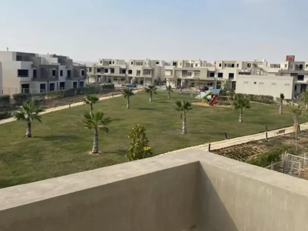 للبيع بالتقسيط تاون هاوس 260 متر في  كمبوند جولف إكستينشنز 6 أكتوبر