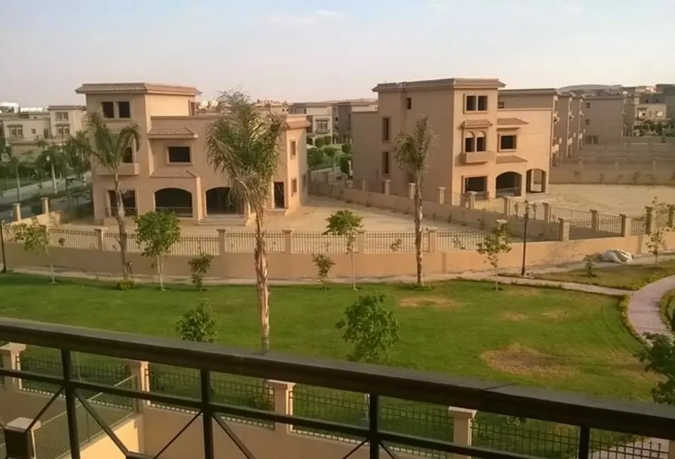 تاون هاوس بحديقة 150 متر ومساحة 350 متر في كمبوند ريحانه