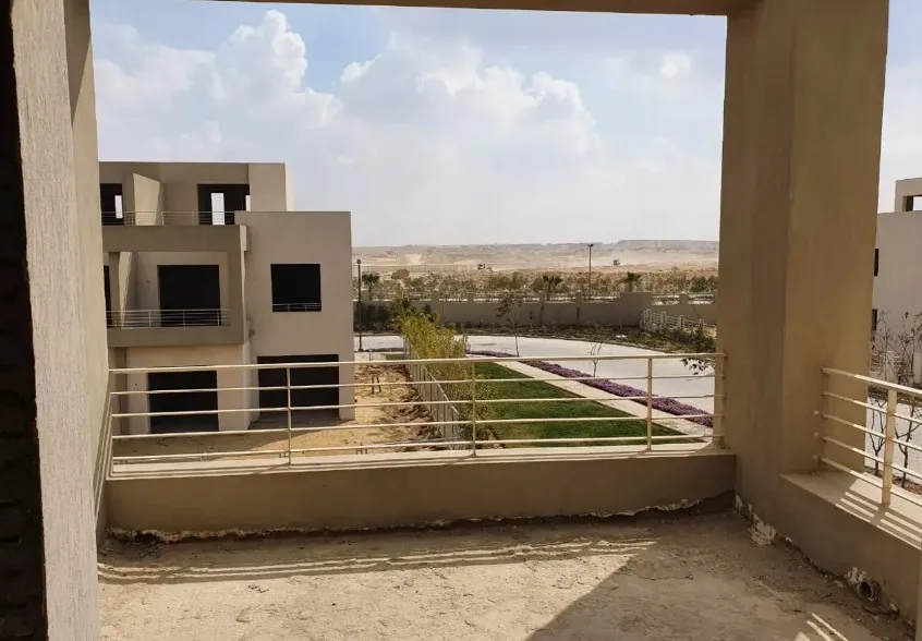 تاون هاوس جاهز للاستلام في كمبوند وودفيل نصف تشطيب