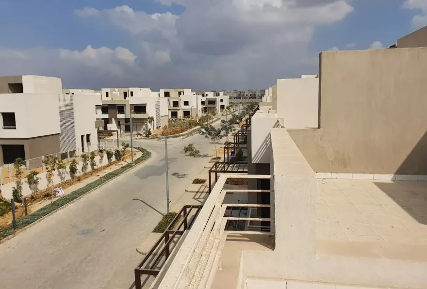 تاون هاوس جاهز للاستلام في كمبوند وودفيل نصف تشطيب
