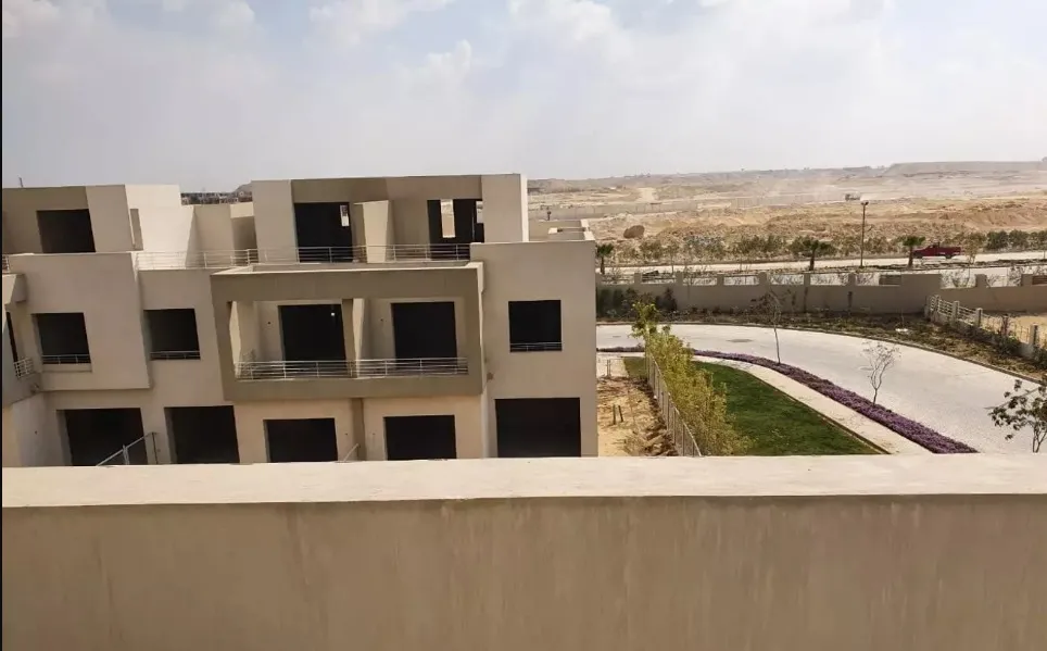 تاون هاوس جاهز للاستلام في كمبوند وودفيل نصف تشطيب