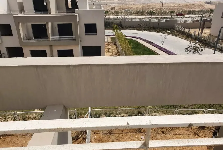 تاون هاوس جاهز للاستلام في كمبوند وودفيل نصف تشطيب
