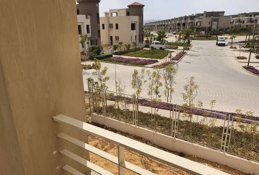 تاون هاوس جاهز للاستلام في كمبوند وودفيل نصف تشطيب