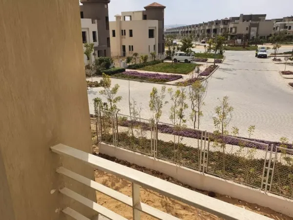 تاون هاوس جاهز للاستلام في كمبوند وودفيل نصف تشطيب