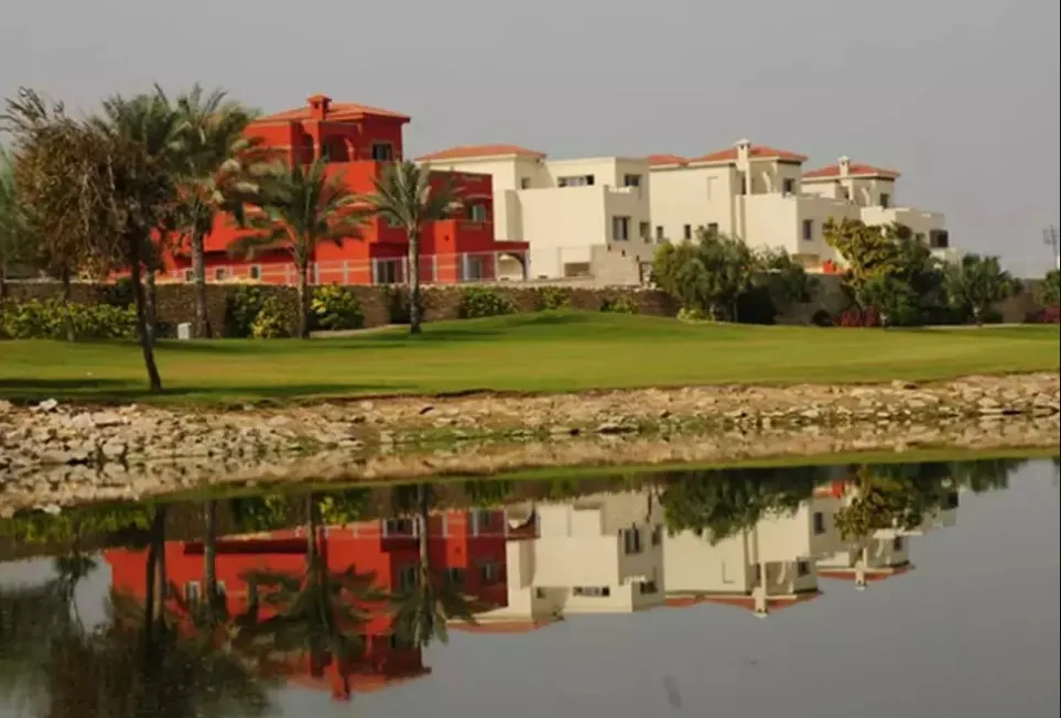 باقل من سعر السوق، تاون هاوس في Golf-Views 360 م بدون تشطيب
