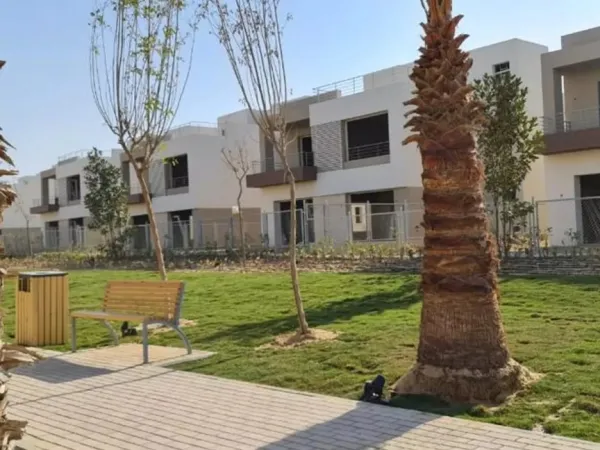 تاون هاوس بحديقة 109 متر ومساحة 275 متر في كمبوند The Crown