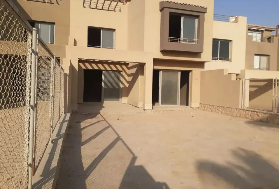 تاون هاوس لقطة للبيع 350 م في كمبوند Golf Views بسعر خيالي