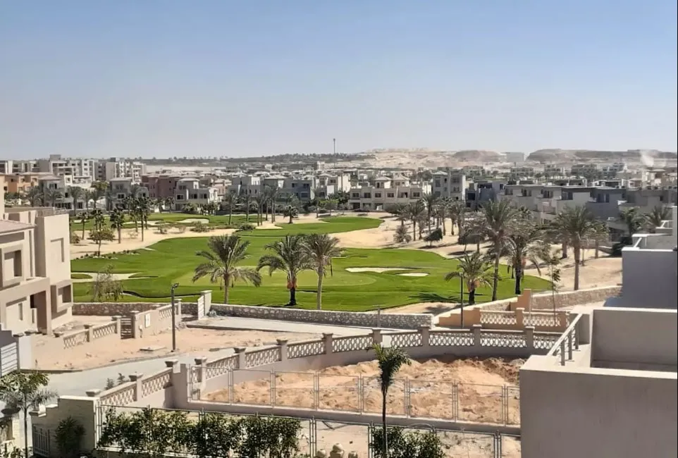 سارع بالحجز في ماونتن فيو كمبوند جولف فيوز تاون هاوس تبدأ مساحاته من 450 متر