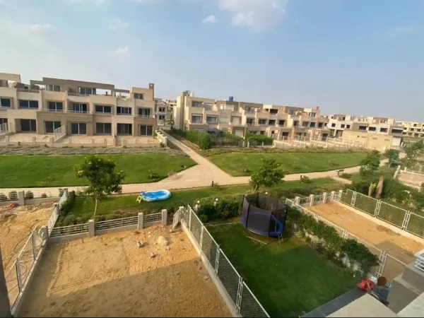 سارع بشراء تاون هاوس في كمبوند جولف إكستينشنز بالم هيلز بمساحة تبدأ من 270 متر