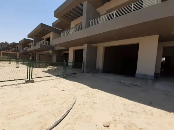 للبيع بالتقسيط تاون هاوس 320 متر بحديقة في كمبوند نيو جيزة