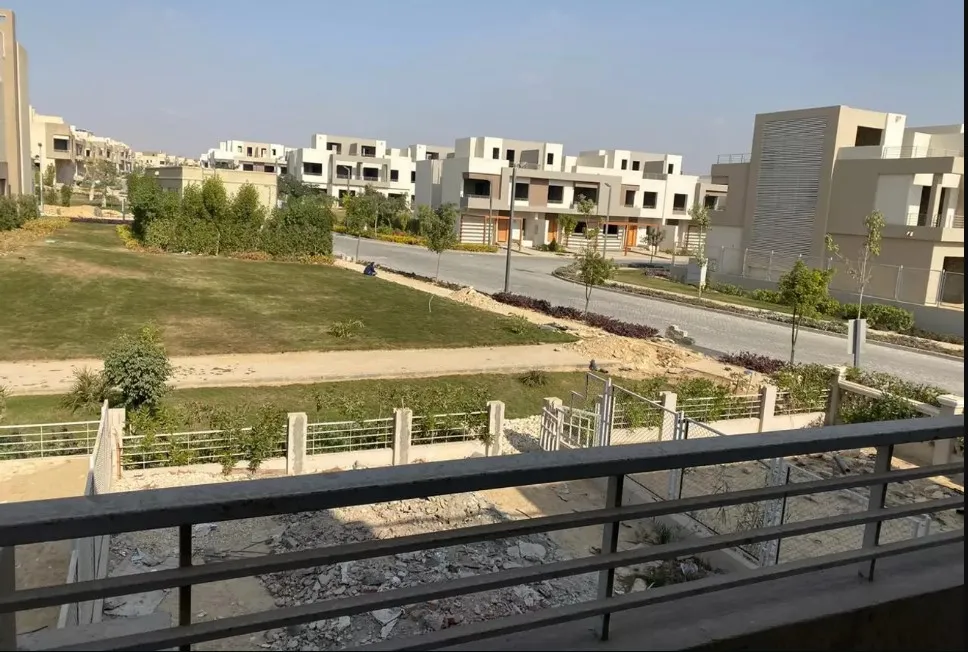 بمساحة 347 متر تاون هاوس للبيع في جولف إكستينشنز