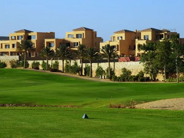 تاون هاوس بدون مُقدم للبيع بكمبوند جولف فيوز بمساحة تبدأ من 223 متراً