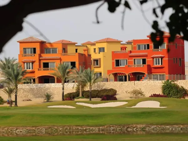 تاون هاوس لقطة للبيع 307 م في كمبوند جولف فيوز بسعر خيالي