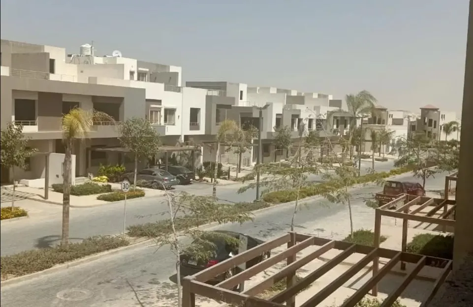 بسعر مغري تاون هاوس 267 م في كمبوند وودفيل 6 أكتوبر فيو رائع