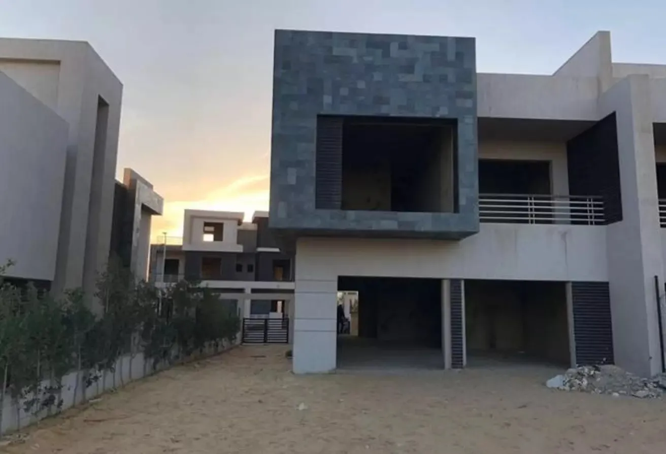 توين هاوس رائعة 337م للبيع في موقع مميز جدا داخل الكارما