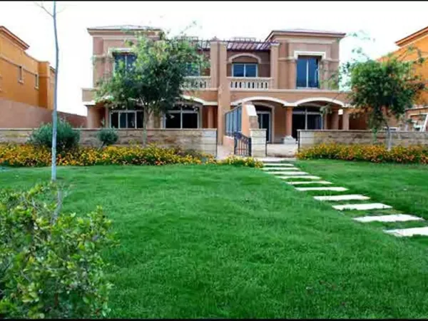 للبيع بالتقسيط توين هاوس 295 متراً أرضي في رويال ميدوز