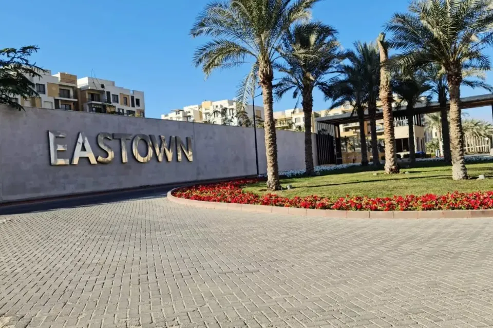 سارع بالحجز في ايست تاون سوديك التجمع بنتهاوس يبدأ مساحته من 222 متراً