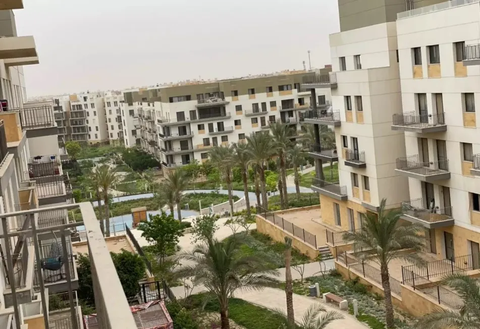 باقل من سعر السوق، بنتهاوس في ايست تاون التجمع 291 م نصف تشطيب