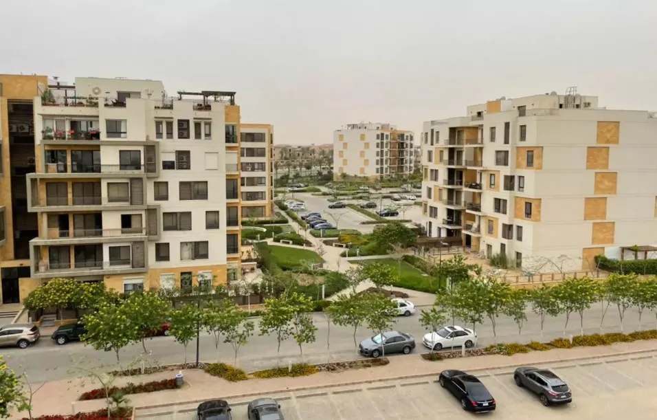 باقل من سعر السوق، بنتهاوس في ايست تاون التجمع 291 م نصف تشطيب