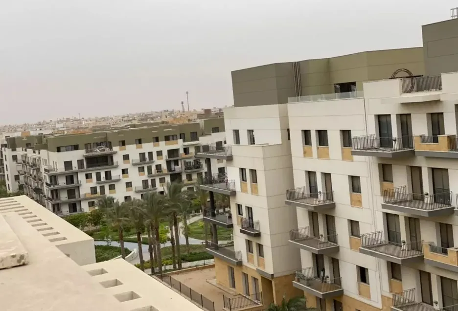 باقل من سعر السوق، بنتهاوس في ايست تاون التجمع 291 م نصف تشطيب