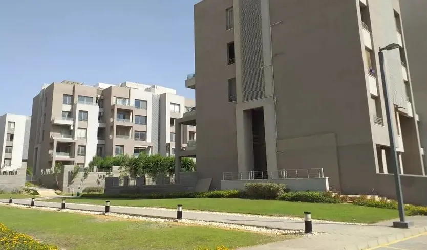 بنتهاوس تسليم فوري 240 م في كمبوند فيلدج جاردنز القطامية
