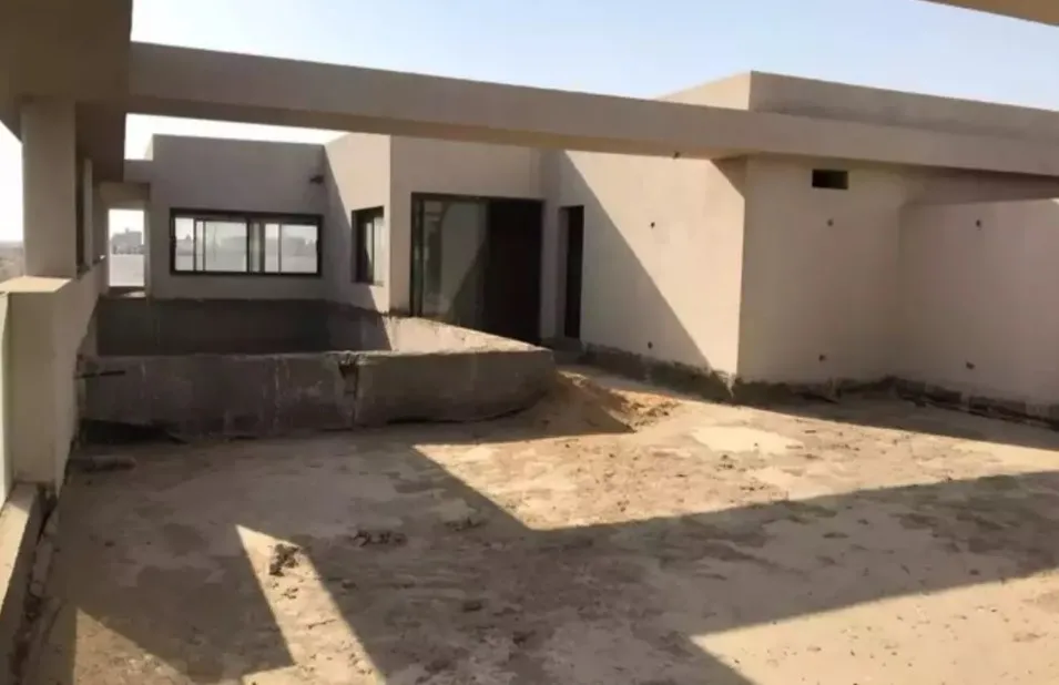 إقتنص الفرصة وأحصل على بنتهاوس بمساحة 345 متر في كمبوند ليك فيو ريزيدنس التجمع.