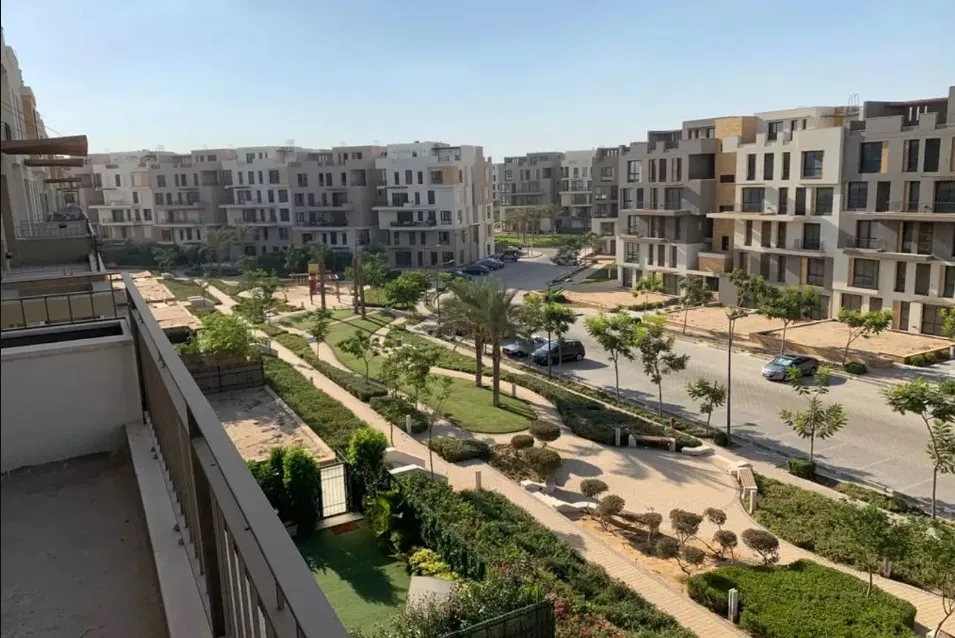 باقل من سعر السوق، بنتهاوس في كمبوند سوديك ايست تاون 313 م نصف تشطيب