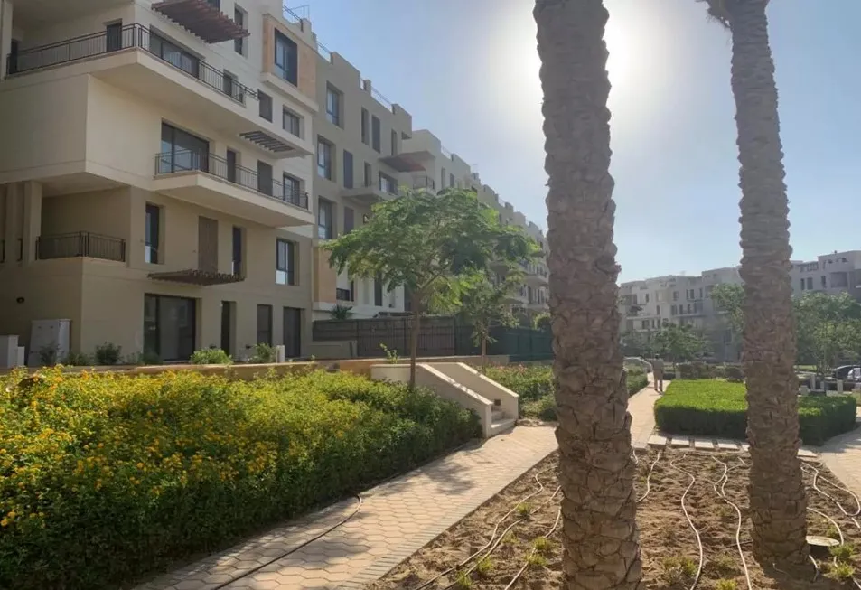 باقل من سعر السوق، بنتهاوس في كمبوند سوديك ايست تاون 313 م نصف تشطيب