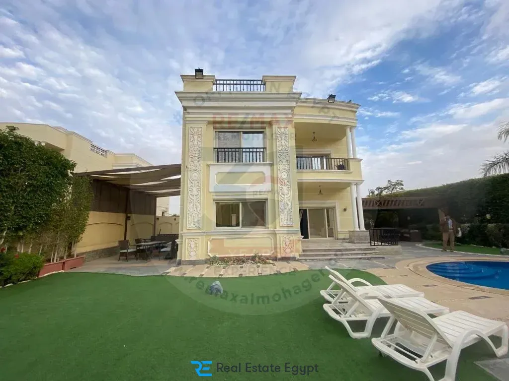 For lovers of sophistication a villa for sale in Fountain Park Compound Fifth Settlement with an area of ​​460 square meters