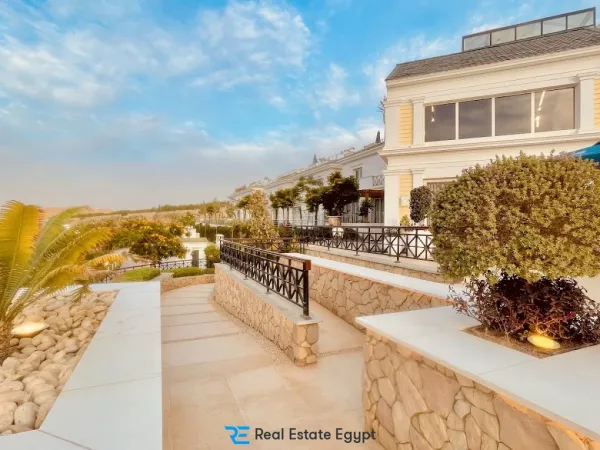 فيلا بفيو مميز في مشروع ماونتن فيو المستقبل سيتي بسعر لقطة جدا