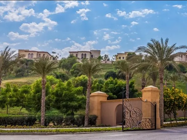 Villa for sale in Uptown Cairo with a space 305 m² from Emaar Misr