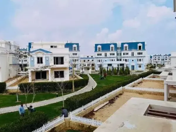 Hurry Up To Buy a 300m² Town House in Mountain View October Park