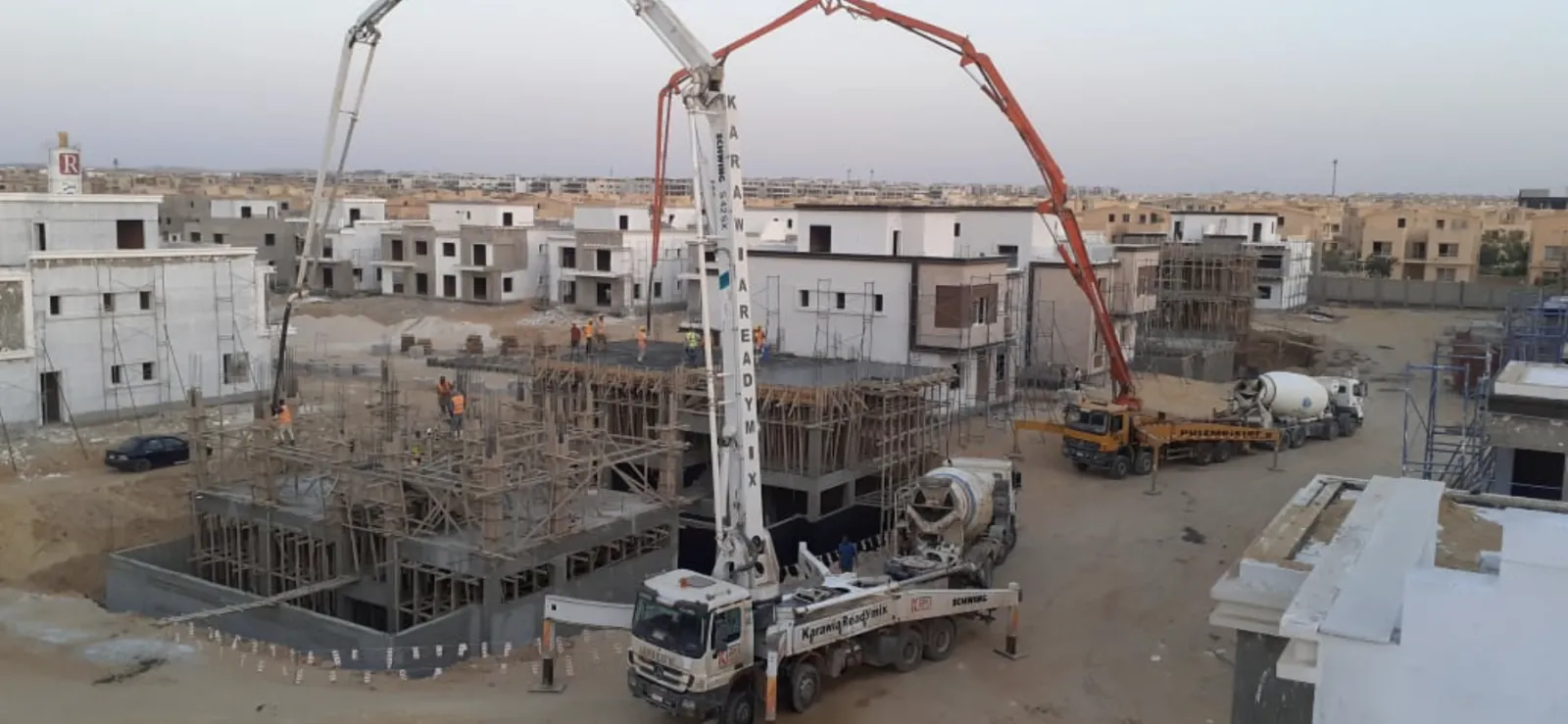 بمساحة 247 متراً تاون هاوس للبيع في أزار