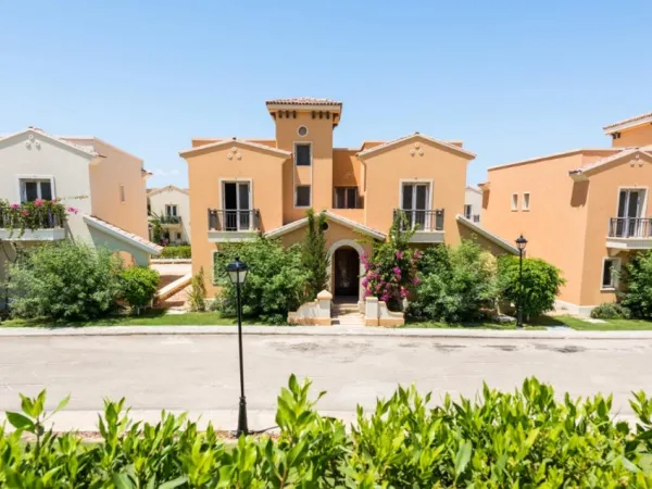 توين هاوس جاهز للتسليم في قرية الدبلوماسيين تشطيب كامل ومساحة 168 متر