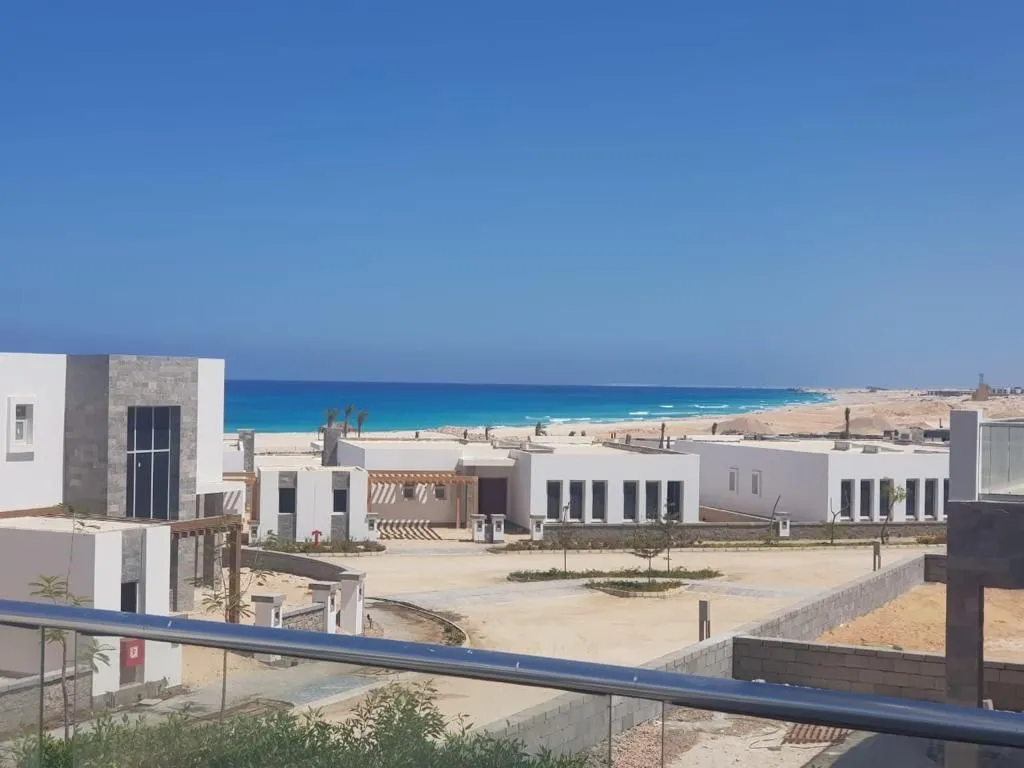 للبيع بالتقسيط بنتهاوس في قرية الماظة باي