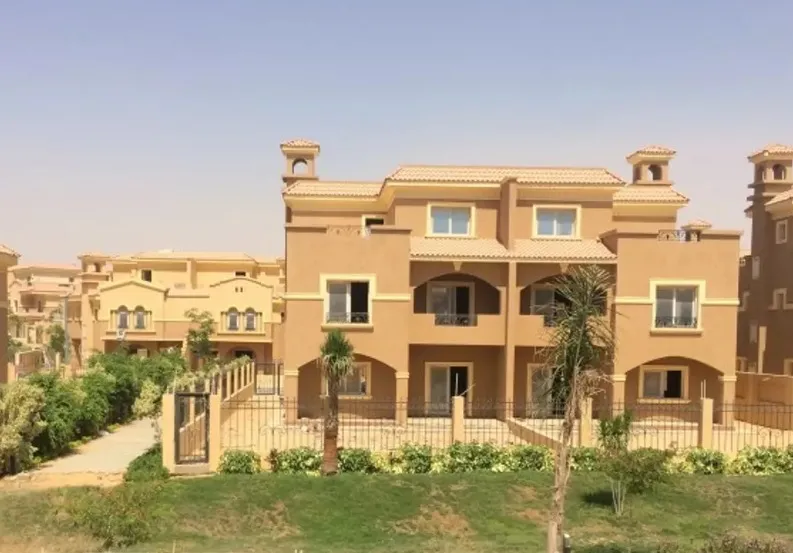 باقل من سعر السوق، فيلا في كمبوند لي روا 670م تشطيب كامل